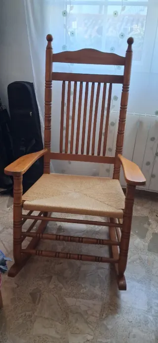 Mecedora de madera y ratán