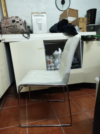 2 Sillas acolchadas minimalistas, blancas.