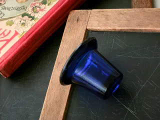 Tintero pupitre siglo XIX azul cobalto escuela