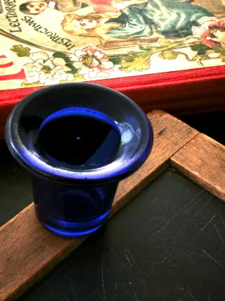 Tintero pupitre siglo XIX azul cobalto escuela