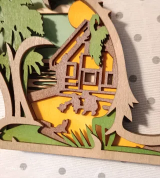 Gatto in legno con paesaggio e luci