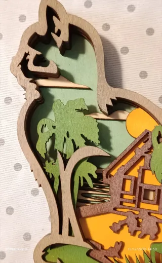 Gatto in legno con paesaggio e luci