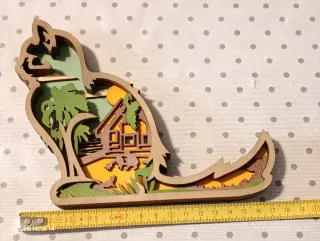 Gatto in legno con paesaggio e luci