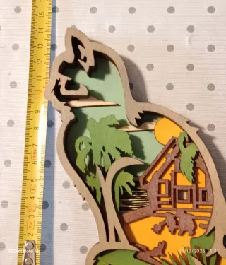 Gatto in legno con paesaggio e luci