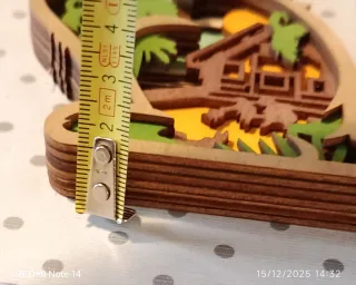 Gatto in legno con paesaggio e luci