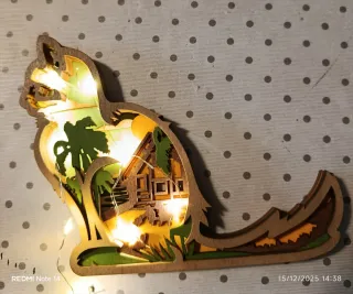 Gatto in legno con paesaggio e luci