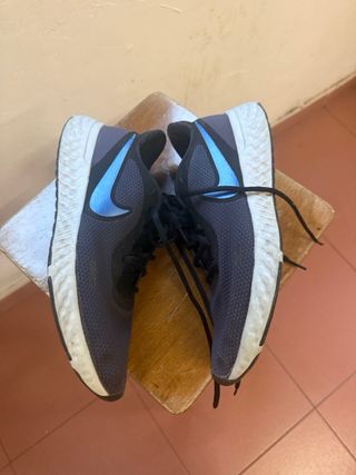 Zapatillas Nike Revolution Negras y Azules