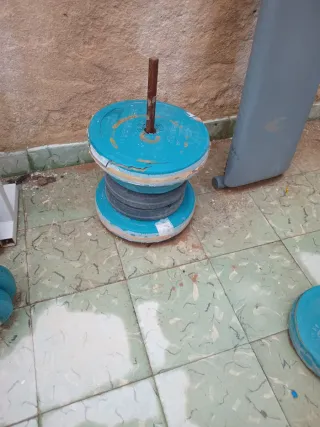 Máquina de gimnasio banco y pesas