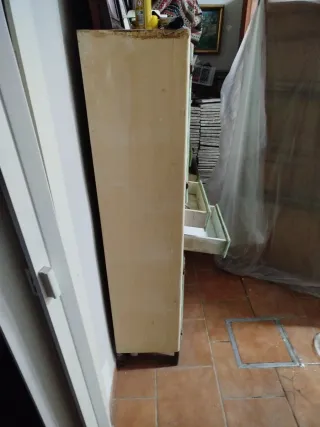 Alacena vintage verde y blanca