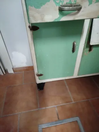 Alacena vintage verde y blanca