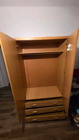Armario grande de madera con cajones