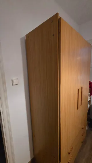 Armario grande de madera con cajones