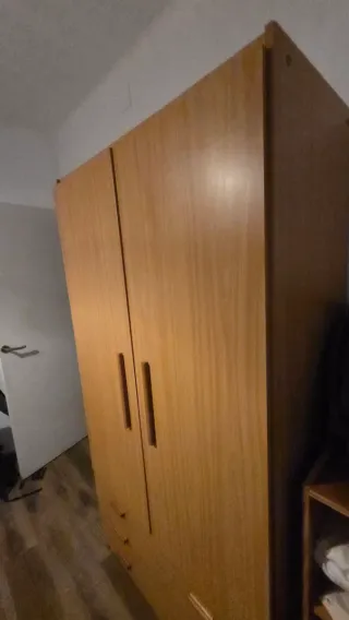 Armario grande de madera con cajones