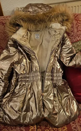 Abrigo dorado con capucha y pelo