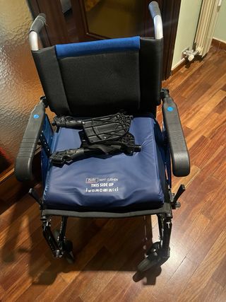 Silla de ruedas con ruedas auxiliares.