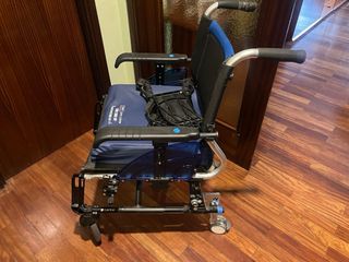Silla de ruedas con ruedas auxiliares.