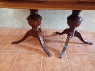 Mesa de salón clásica de madera en zona sur