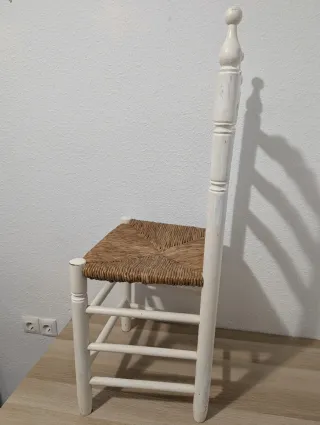 Silla blanca de madera y yute