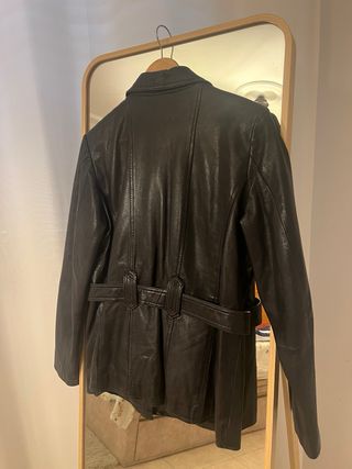 Chaqueta de piel negra con cinturón