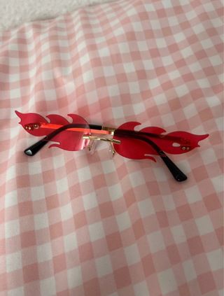 Gafas de sol rojas con diseño de llamas