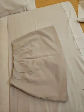 Falda pantalon corta beige con abertura