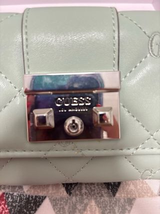 Monedero Guess verde acolchado