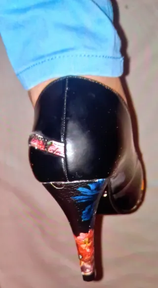 Zapatos de tacón alto negros y multicolor talla 38