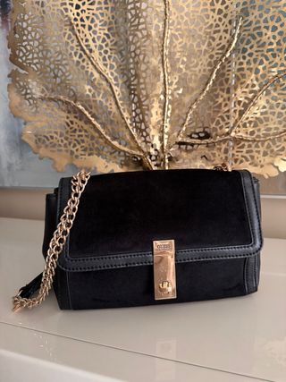 Bolso Guess Negro Cadena Dorada 28x17 aprox