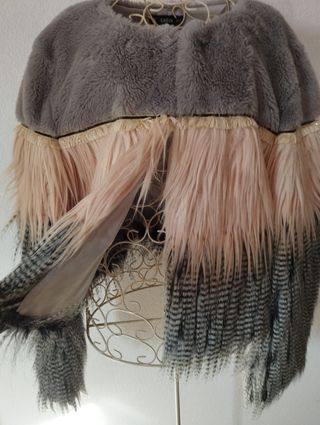 Abrigo pelo sintético gris y beige.