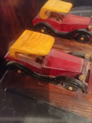Coche de madera decorativo