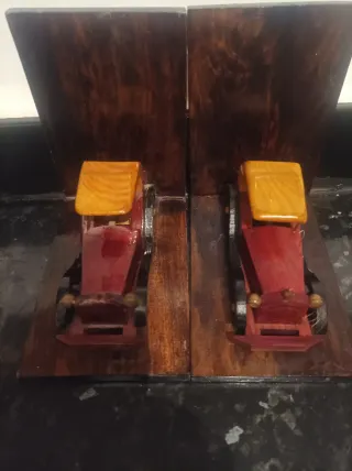 Coche de madera decorativo