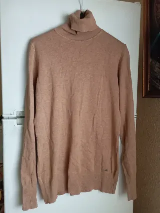 Blusa de cuello alto beige