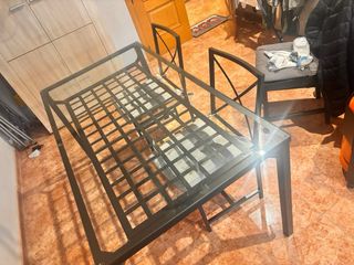Mesa cristal y metal con 4 sillas negras