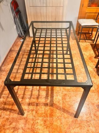 Mesa cristal y metal con 4 sillas negras