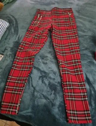 Pantalones a cuadros rojos y negros
