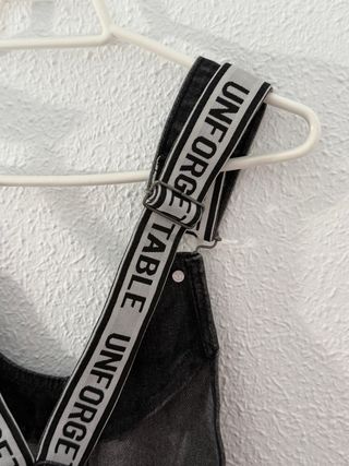 Peto vaquero desgastado con tirantes