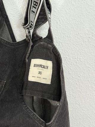 Peto vaquero desgastado con tirantes