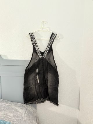 Peto vaquero desgastado con tirantes