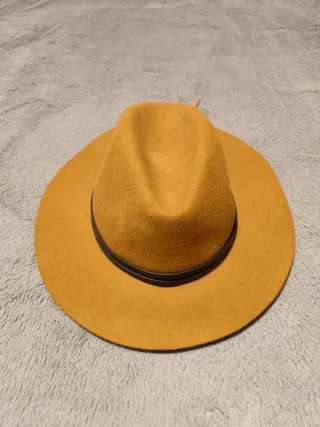 Sombrero estilo fedora color mostaza