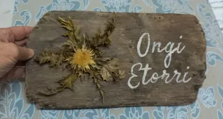 Eguzkilore artesanal sobre madera vieja,OngiEtorri