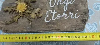 Eguzkilore artesanal sobre madera vieja,OngiEtorri