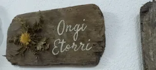 Eguzkilore artesanal sobre madera vieja,OngiEtorri