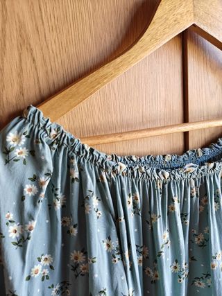 Blusa azul con flores