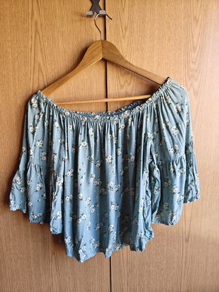 Blusa azul con flores