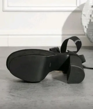 Sapatos de salto alto pretos com plataforma