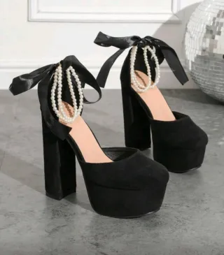 Sapatos de salto alto pretos com plataforma