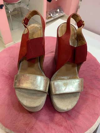 Sandalo donna con plateau oro e rosso
