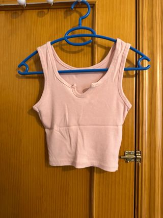 Crop top rosa con escote