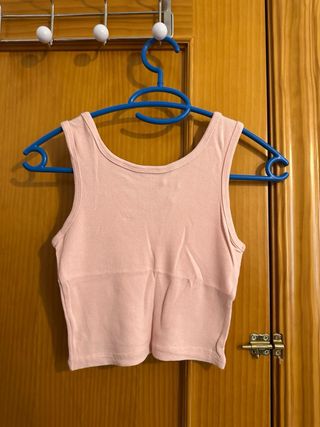 Crop top rosa con escote