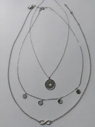 Tres collares de plata con colgantes